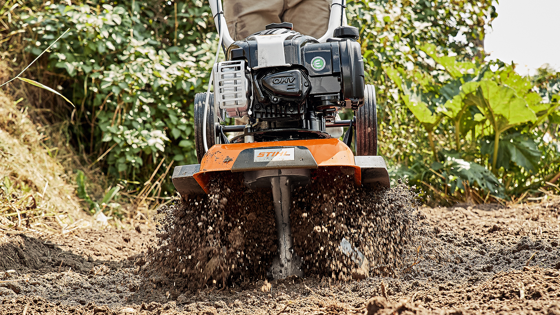Motoazada STIHL MH 445 trabajando el campo