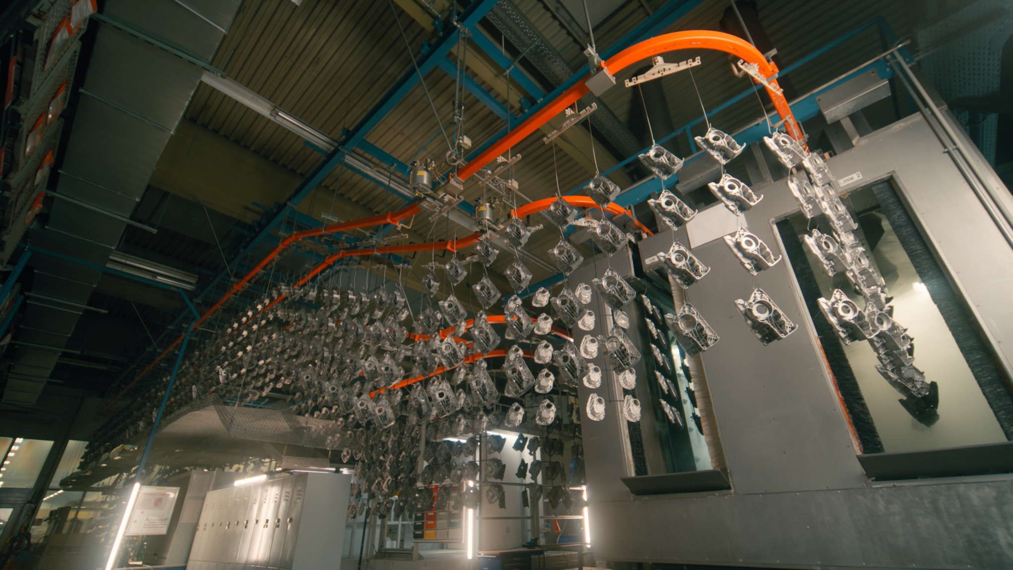 Cinta transportadora con componentes para el recubrimiento en polvo