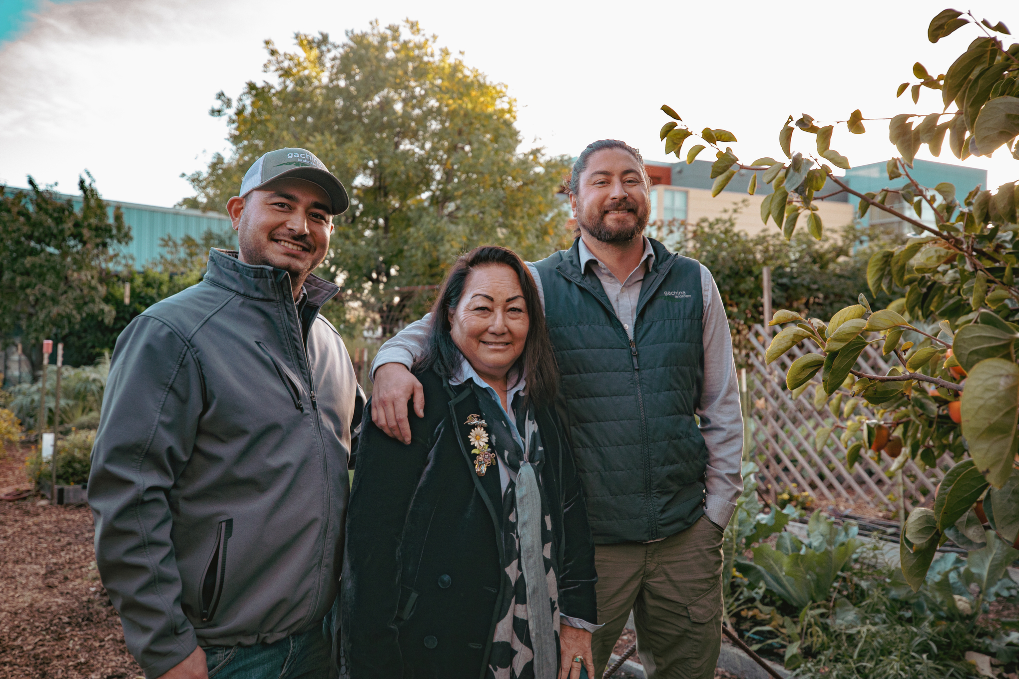 Jaclyn Ishimaru-Gachina, directora general de Gachina Landscape Management con su hijo Michael Gachina