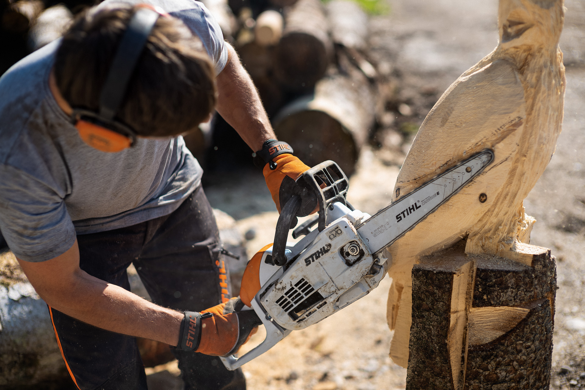 Un hombre talla un búho con una motosierra STIHL