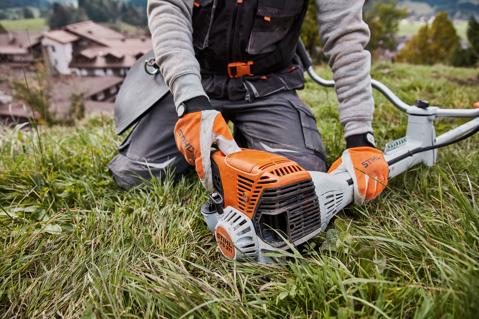 Arranque de una desbrozadora de gasolina STIHL FS 311 sobre la hierba