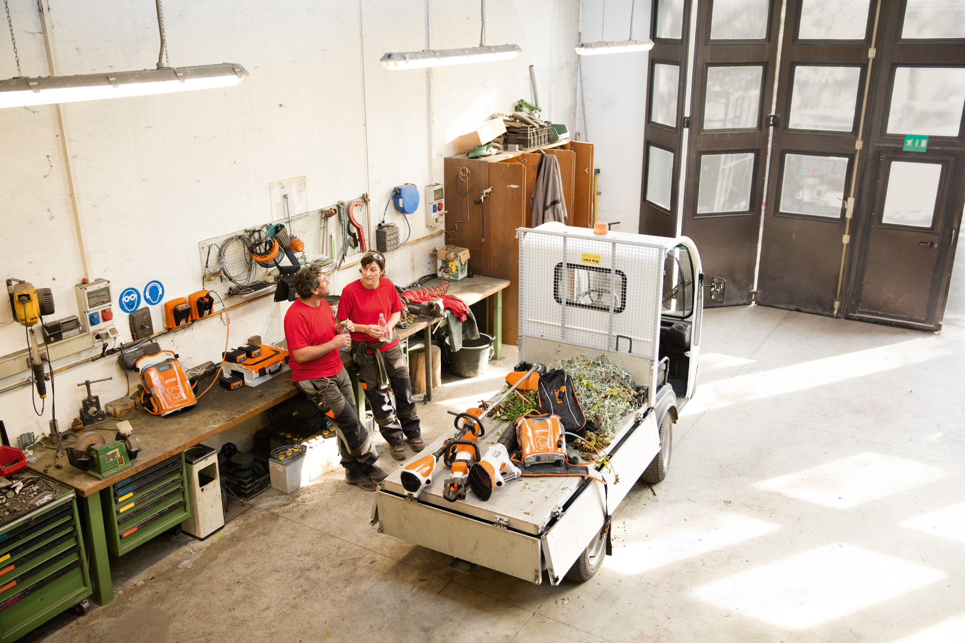 Productos a batería STIHL en posición horizontal en una furgoneta.