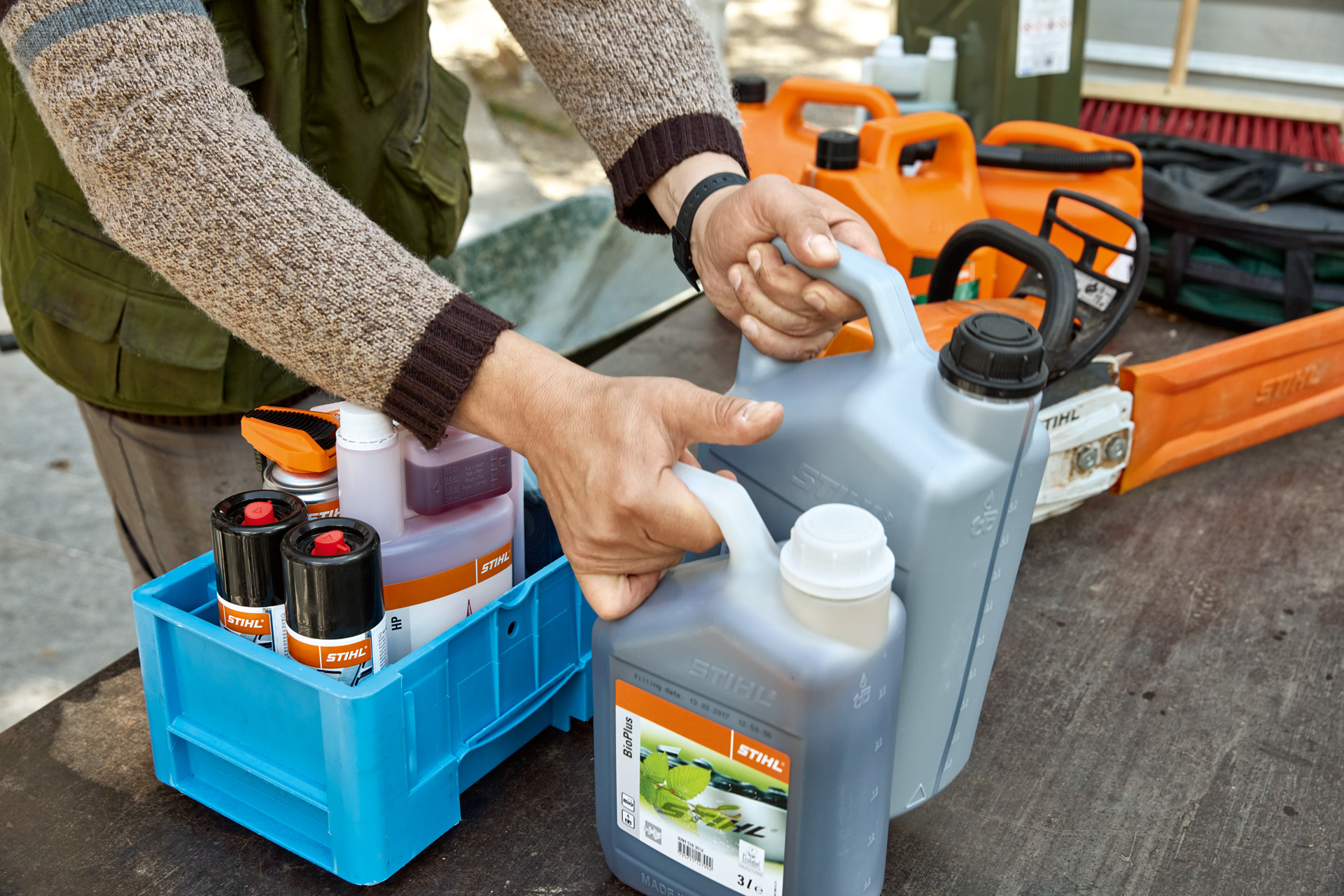 Los bidones STIHL se preparan para el transporte.