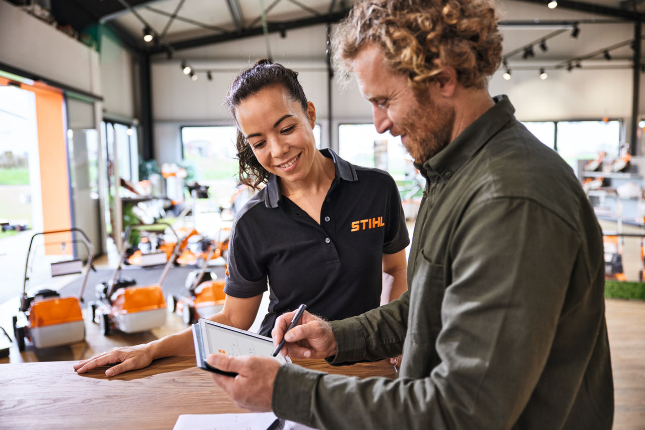 Conversación con el cliente en el mostrador del servicio STIHL